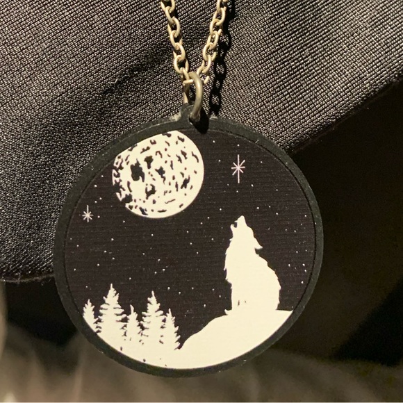 2/$10 Howling wolf/full moon necklace - Picture 3 of 3